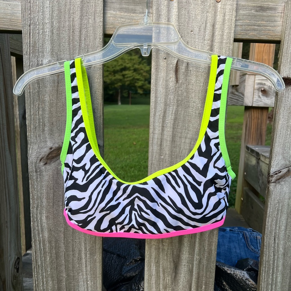 Women’s swimsuit top size medium